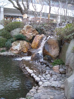 滝のある中庭.JPG